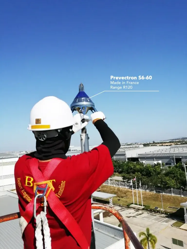 Pemasangan head penangkal petir Prevectron S6-60 di gedung